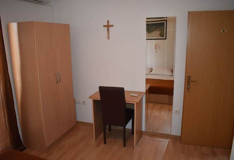 Standard Room, Guest House Regina Mundi