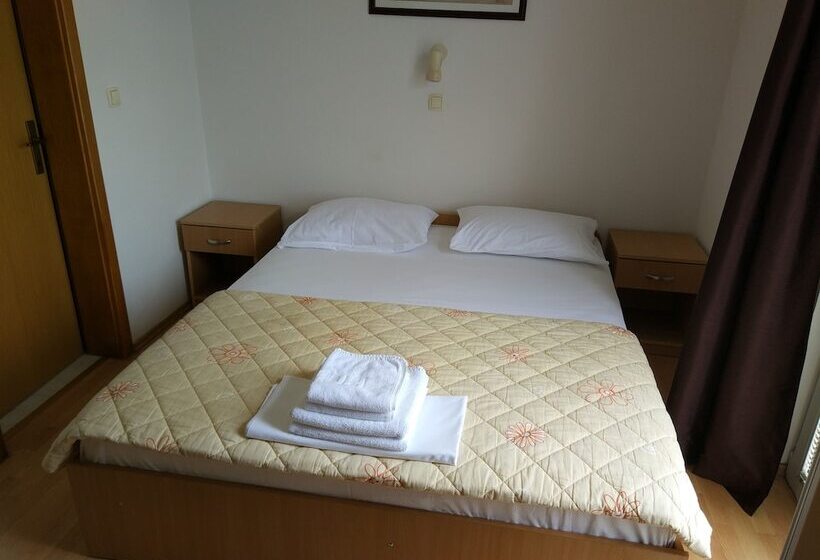 Standard Room, Guest House Regina Mundi