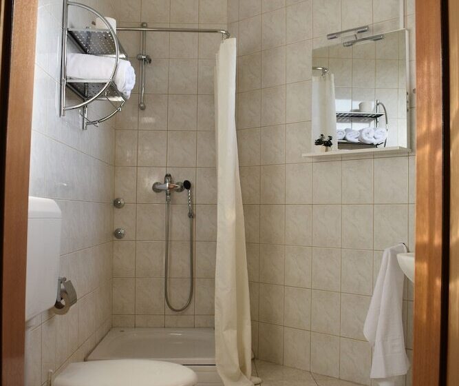 Standard Triple Room, Guest House Regina Mundi