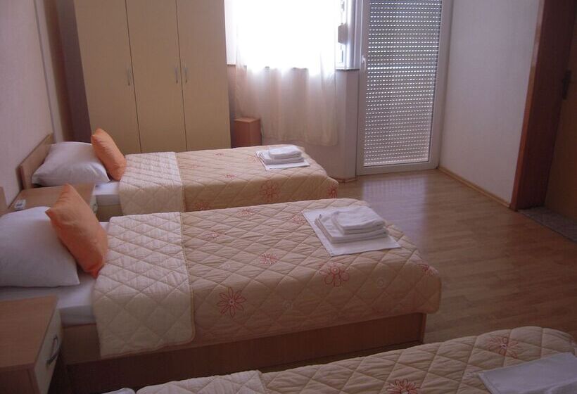 Standard Triple Room, Guest House Regina Mundi