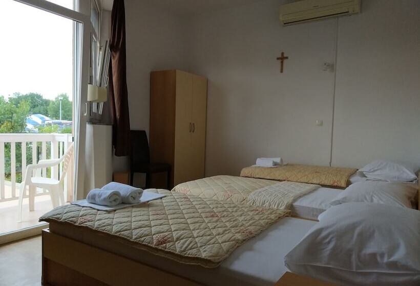 اتاق استاندارد سه نفره, Guest House Regina Mundi