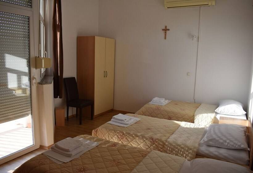 Standard Triple Room, Guest House Regina Mundi