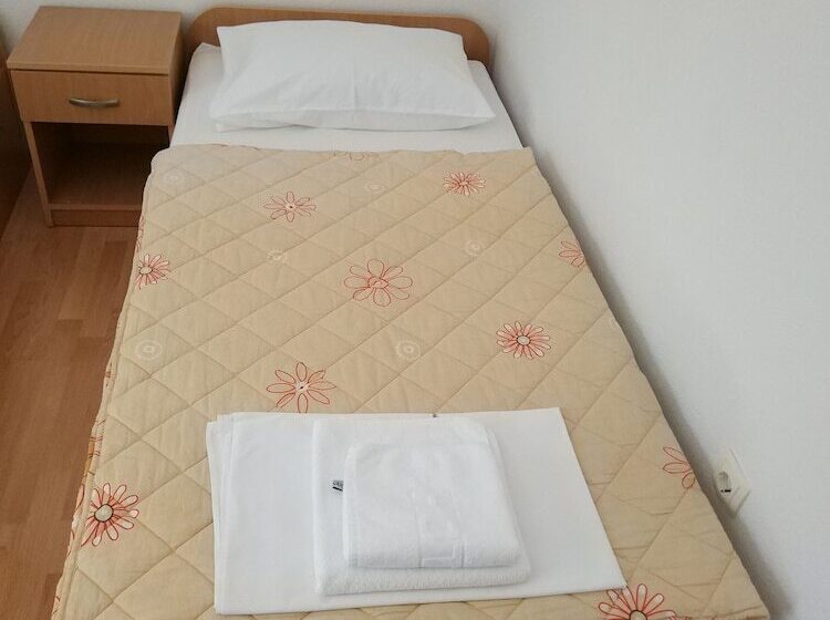 Standard Single Room, Guest House Regina Mundi