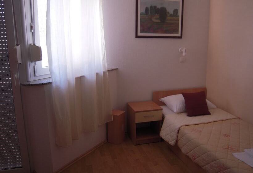 اتاق استاندارد یک نفره, Guest House Regina Mundi