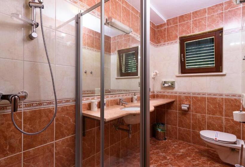 带1个卧室带花园景观的公寓, Apartment Villa Lavandula Swimming Pool View