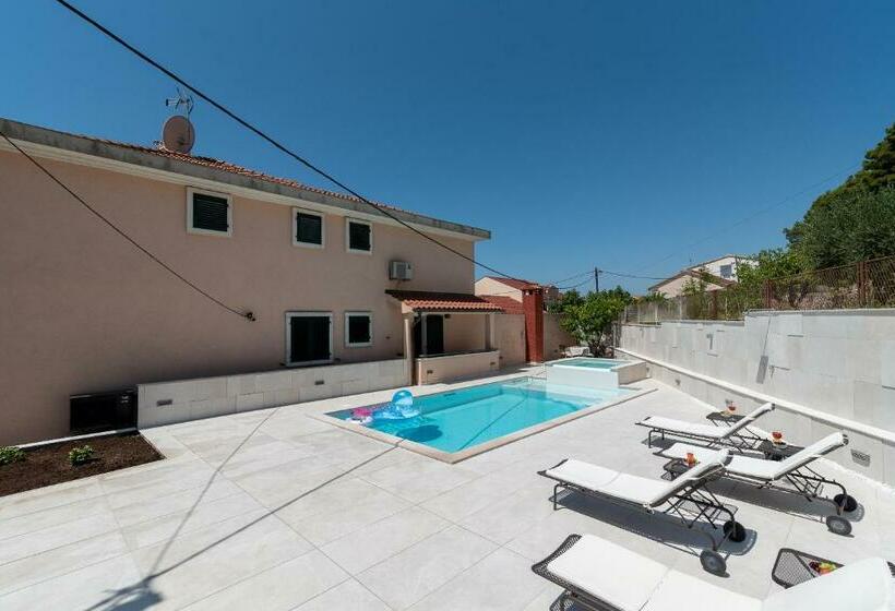 带1个卧室带花园景观的公寓, Apartment Villa Lavandula Swimming Pool View