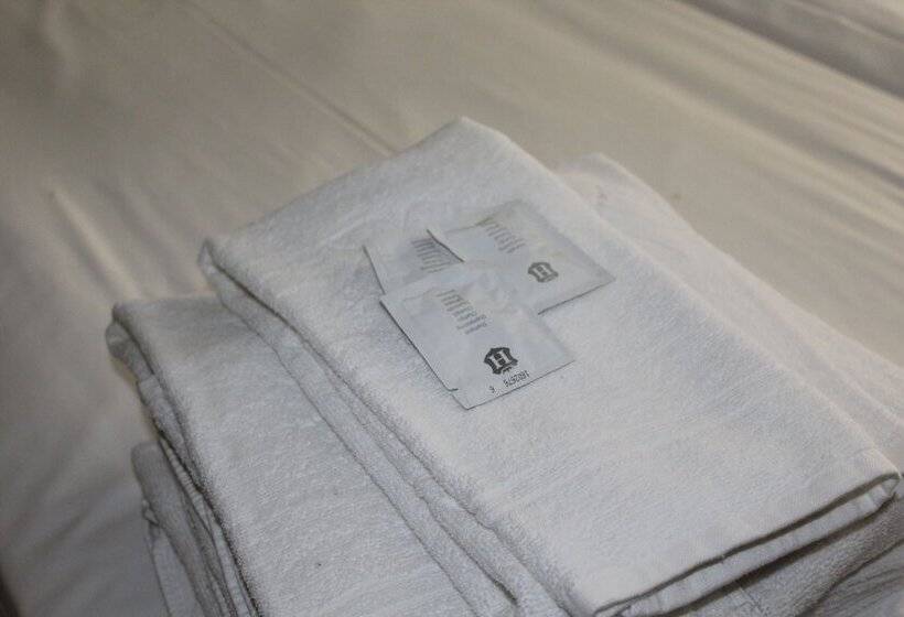 バスルーム共有のトリプルスタンダード, El Camino Urban Rooms