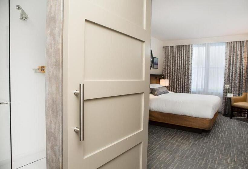 Номер Deluxe Кровать Кинг, Madison & Shenandoah Conference Ctr