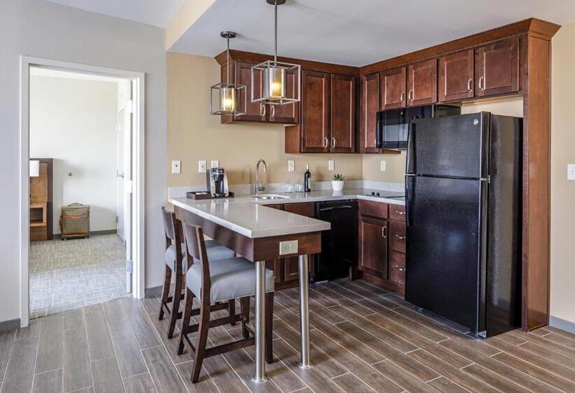 Люкс Deluxe Кровать Кинг, Madison & Shenandoah Conference Ctr