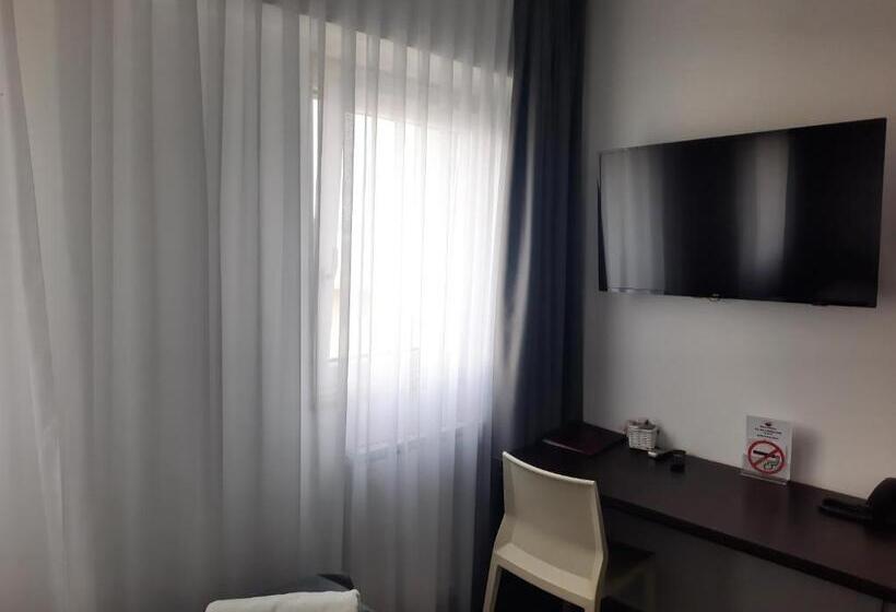 اتاق استاندارد سه نفره, Prunk