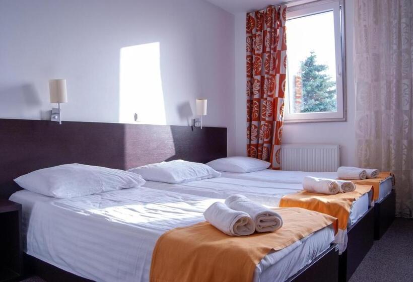 اتاق استاندارد سه نفره, Prunk