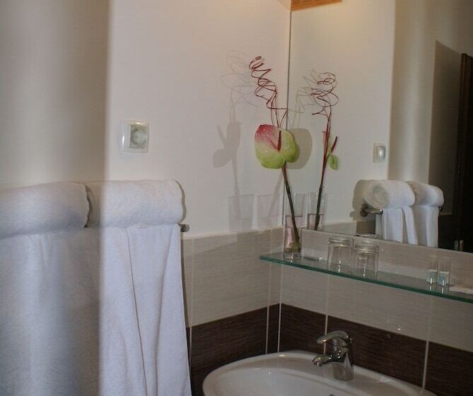 اتاق استاندارد سه نفره, Prunk