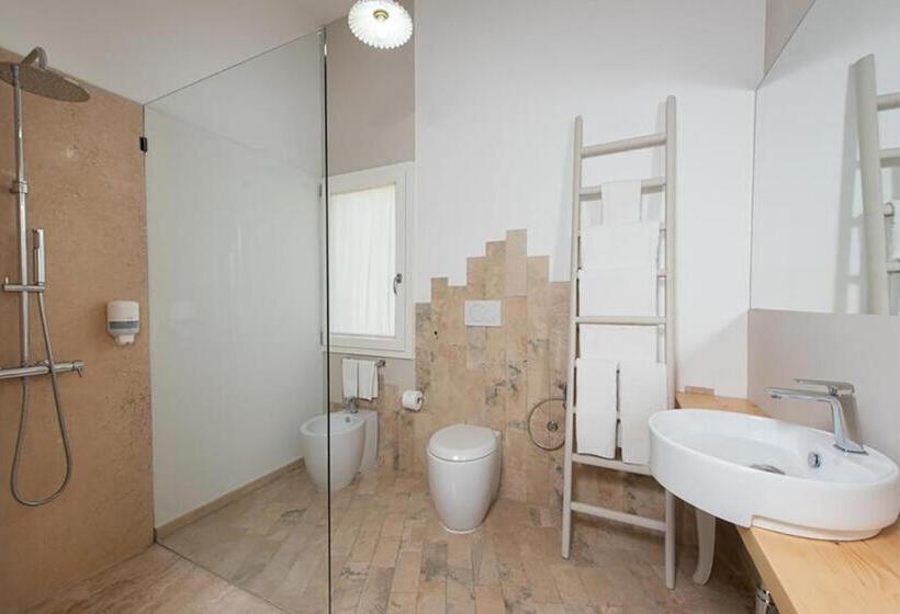 استودیو استاندارد با چشم‌انداز استخر, Le Grancìe