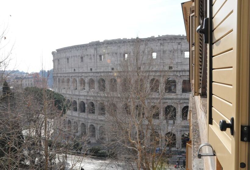 اتاق لوکس با چشم‌انداز, Colosseum Corner