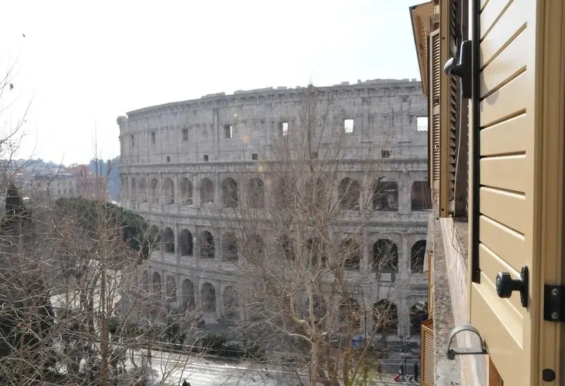 اتاق لوکس با چشم‌انداز, Colosseum Corner