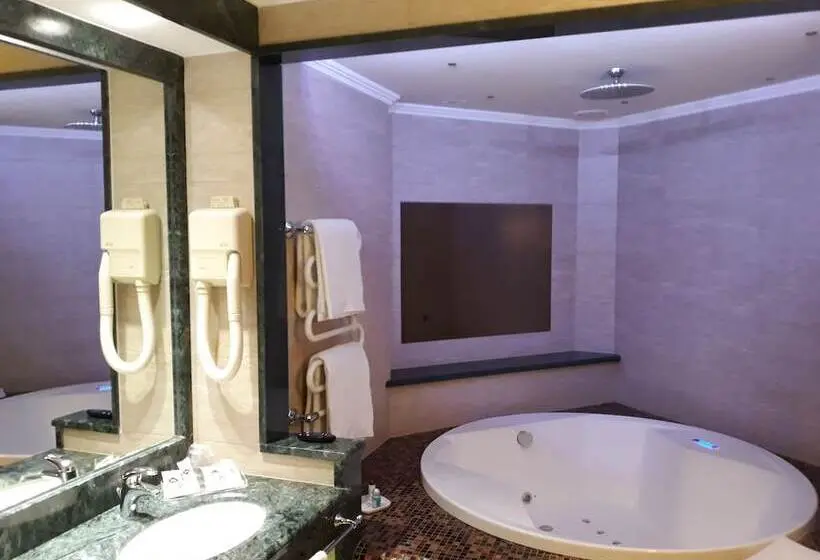 سوئیت با وان آب گرم, Motel Luna