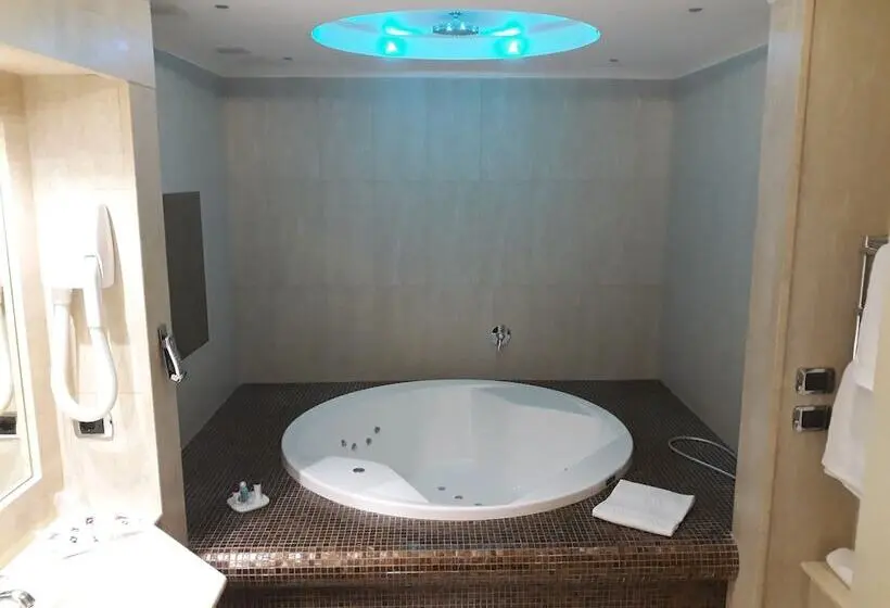 سوئیت با وان آب گرم, Motel Luna