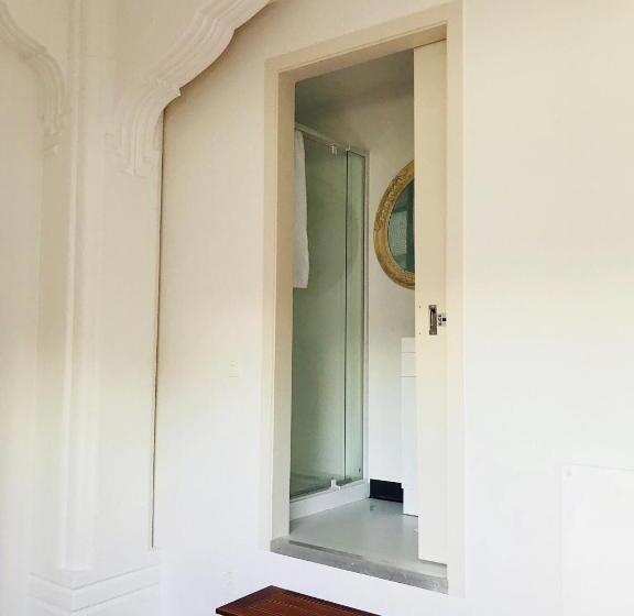 חדר סטנדרט, Aura