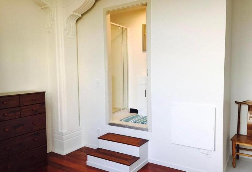 חדר סטנדרט, Aura