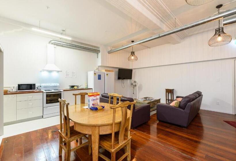 חדר סטנדרט, Aura