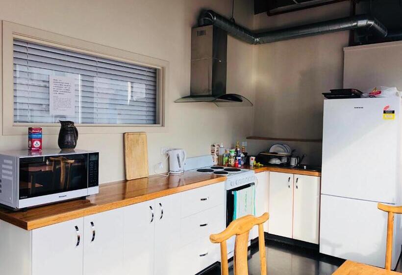 דירת חדר, Aura