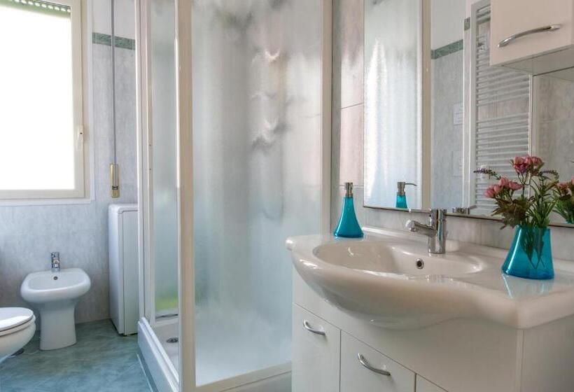 דירת חדר, Di Fronte Alla Cupola