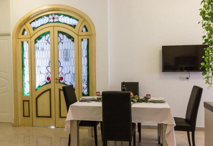 דירת חדר, Di Fronte Alla Cupola