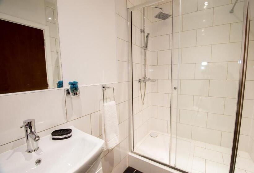 חדר משפחתי, Abbey