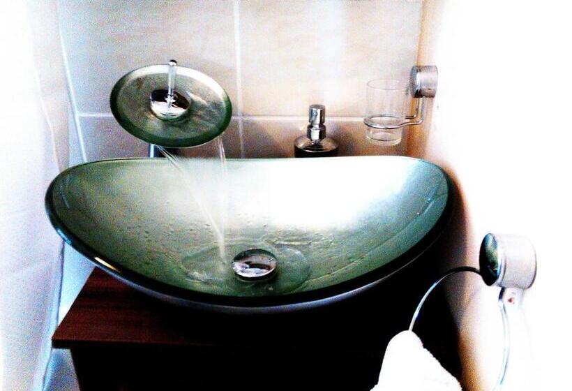 Номер Стандарт Индивидуальный Совместная Ванная, Bianca S House Hotel Heathrow Airport