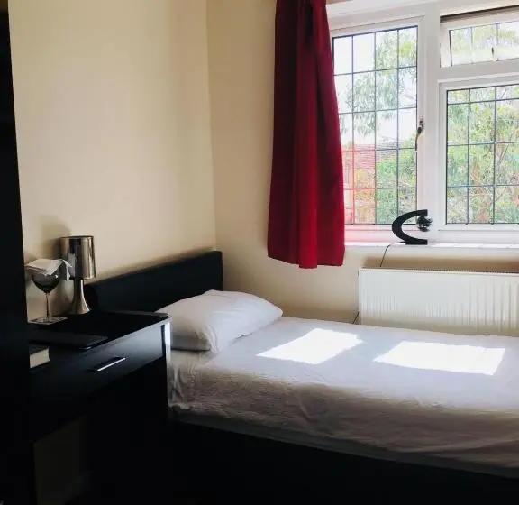 Standard Yhden Hengen Huone Jaettu Kylpyhuone, Bianca S House Hotel Heathrow Airport