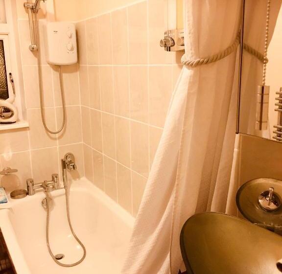 اتاق استاندارد یک تخته با سرویس بهداشتی مشترک, Bianca S House Hotel Heathrow Airport