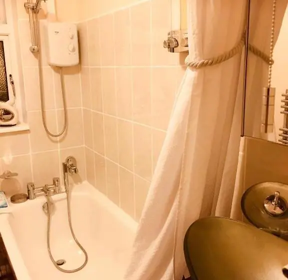 Standard Yhden Hengen Huone Jaettu Kylpyhuone, Bianca S House Hotel Heathrow Airport