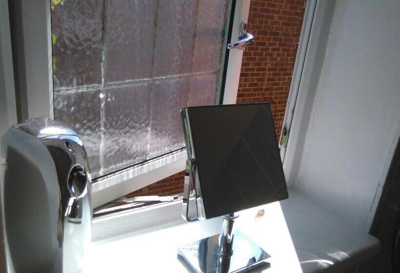 Номер Стандарт Индивидуальный Совместная Ванная, Bianca S House Hotel Heathrow Airport