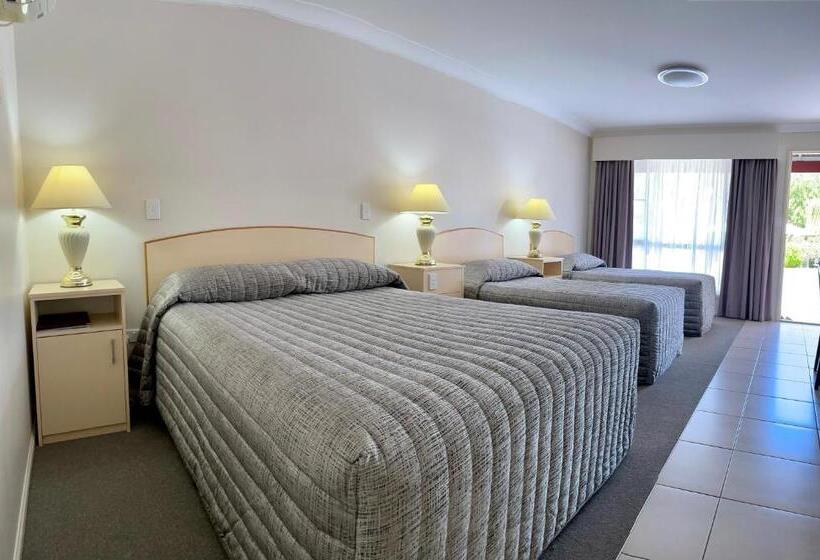 חדר משפחתי, Crows Nest Motel