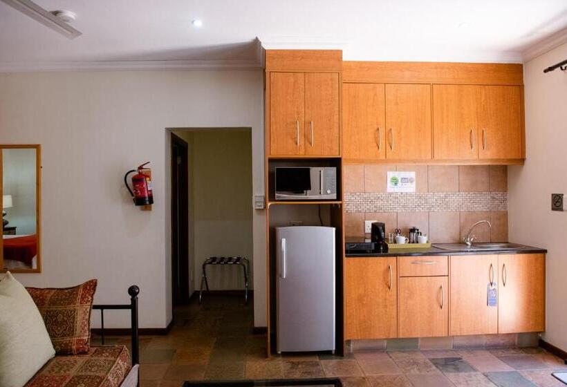 Семейный Номер, 37 On Charles