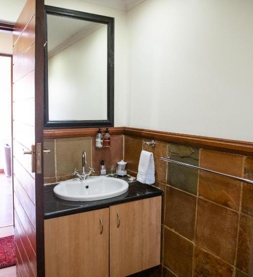 Семейный Номер, 37 On Charles