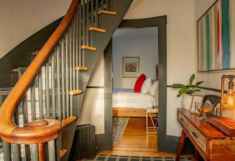 غرفة ديلوكس, Addison Choate