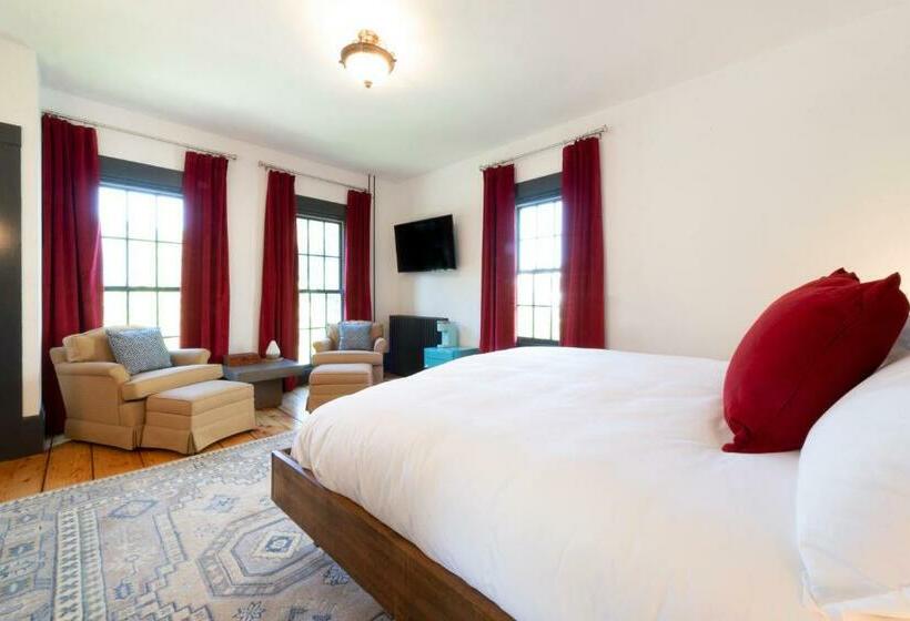 غرفة ديلوكس, Addison Choate