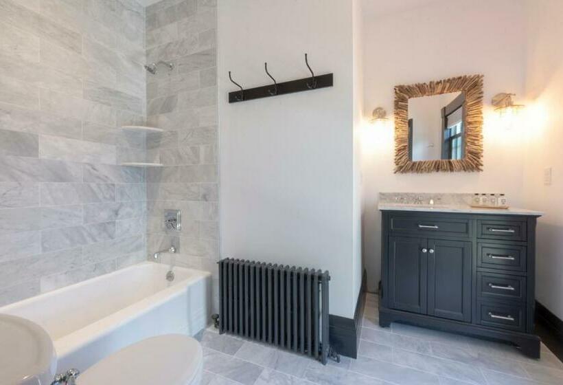 غرفة ديلوكس, Addison Choate