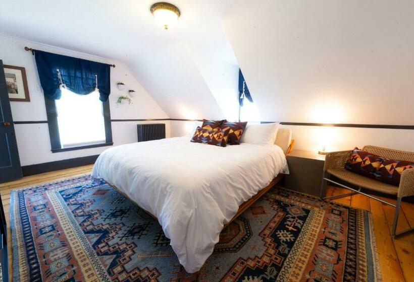 غرفة ديلوكس, Addison Choate