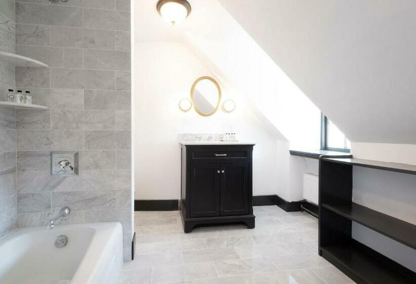 غرفة ديلوكس, Addison Choate