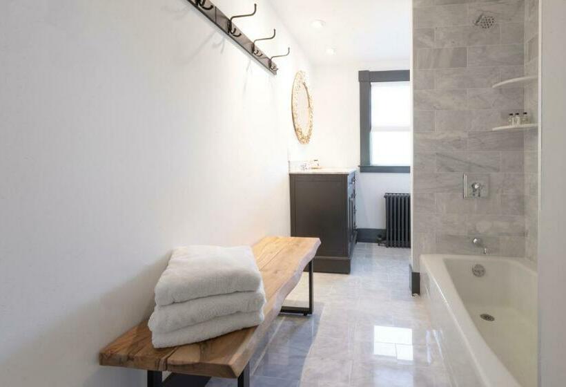 غرفة ديلوكس, Addison Choate