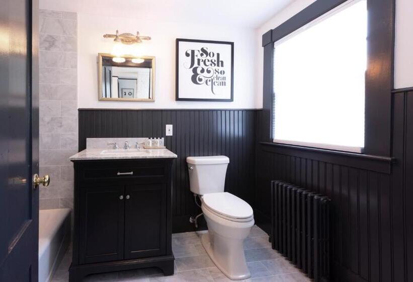 غرفة ديلوكس, Addison Choate