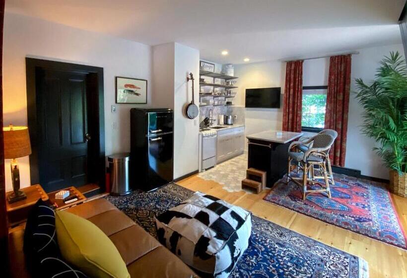 جناح سوبيريور, Addison Choate