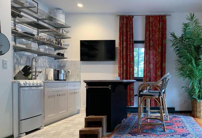 جناح سوبيريور, Addison Choate