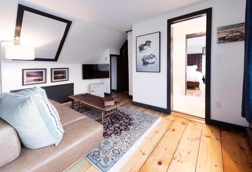 جناح سوبيريور مطل علي البحر, Addison Choate