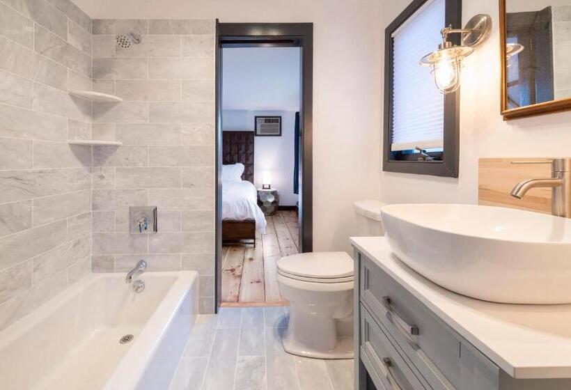 جناح سوبيريور مطل علي البحر, Addison Choate