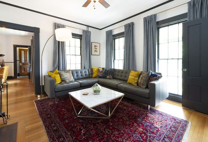 غرفة ديلوكس, Addison Choate