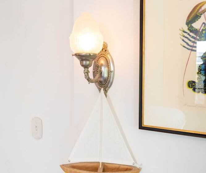 غرفة ديلوكس, Addison Choate