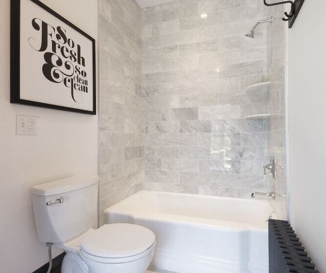 غرفة ديلوكس, Addison Choate